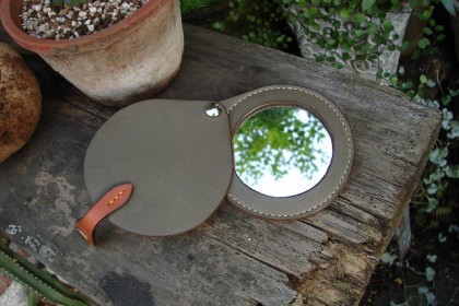 革カバーのコンパクトミラー